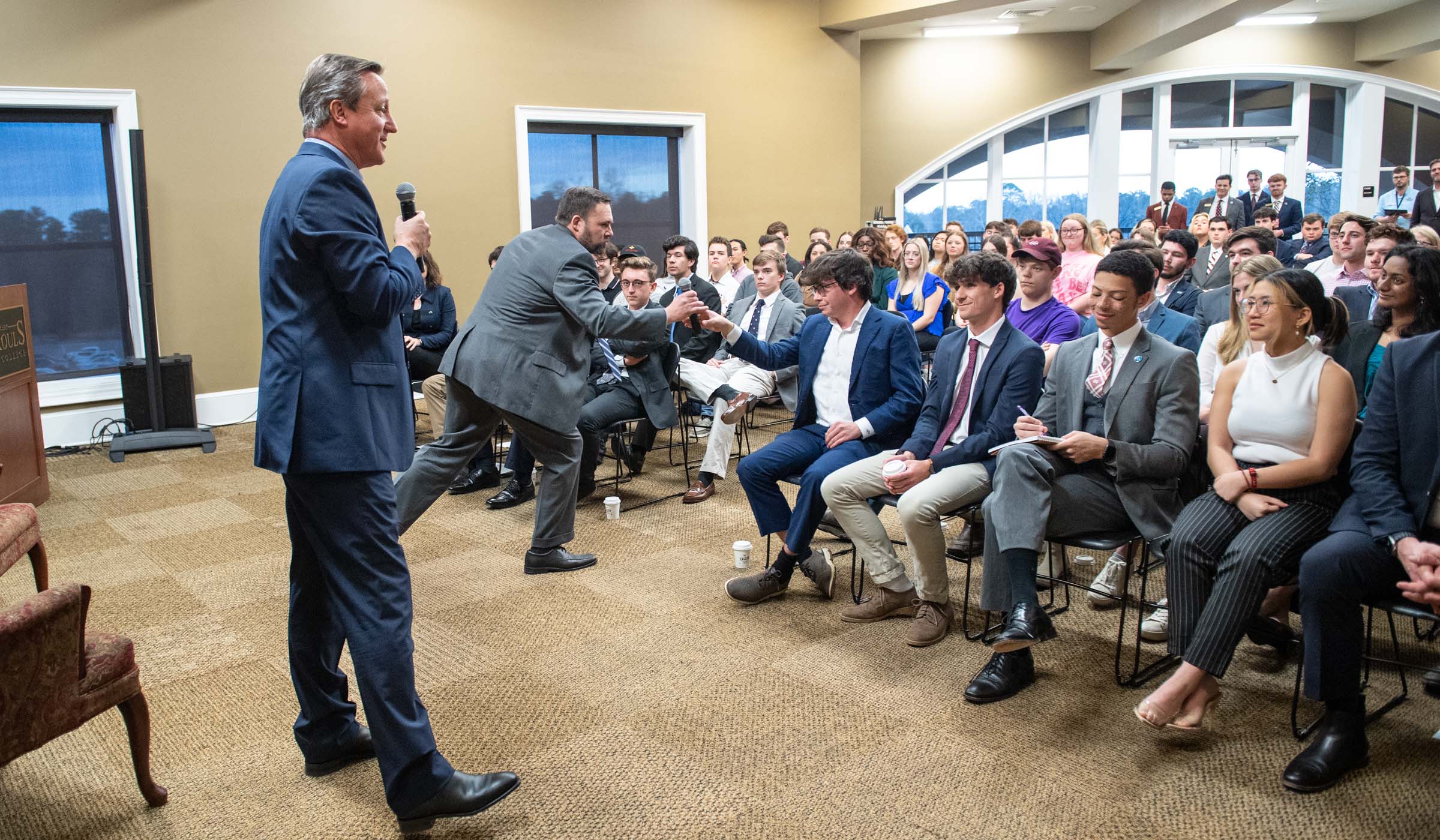 David Cameron stands with a micropone, talking to a full room of honors students in the Griffis Forum Room.