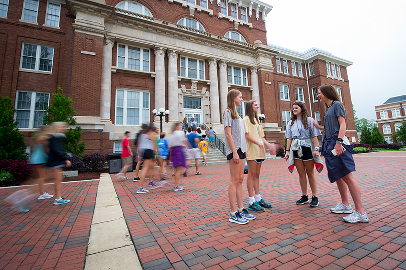 New Maroon Campers Walk to Lee Hall