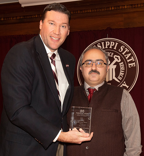 MSU Alumni Association Executive Director Jeff Davis congratulates Shantia Yarahmadian, recipient of the MSU Alumni Association’s Outstanding Graduate Student Mentor Award. (Photo by Beth Wynn)