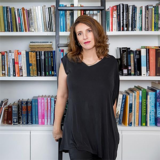 Portrait of Yael Sternhell in front of a bookcase