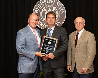 Wes Schilling accepts award